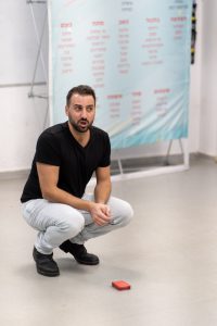 אלעד רוט יוצר סדנאות חינוכיות המבוססות על תקשורת מקרבת וחינוך רגשי, למניעת אלימות ולקידום מודעות חברתית.